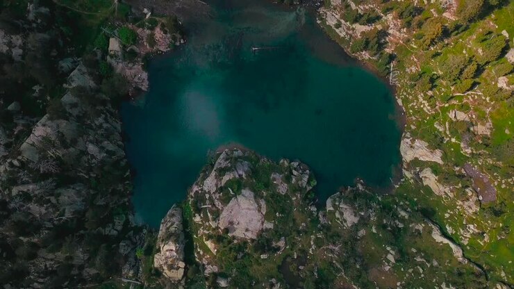 Vertikale 4K-Luftaufnahme von zwei Seen in einer grünen Naturlandschaft in den spanischen Pyrenäen.