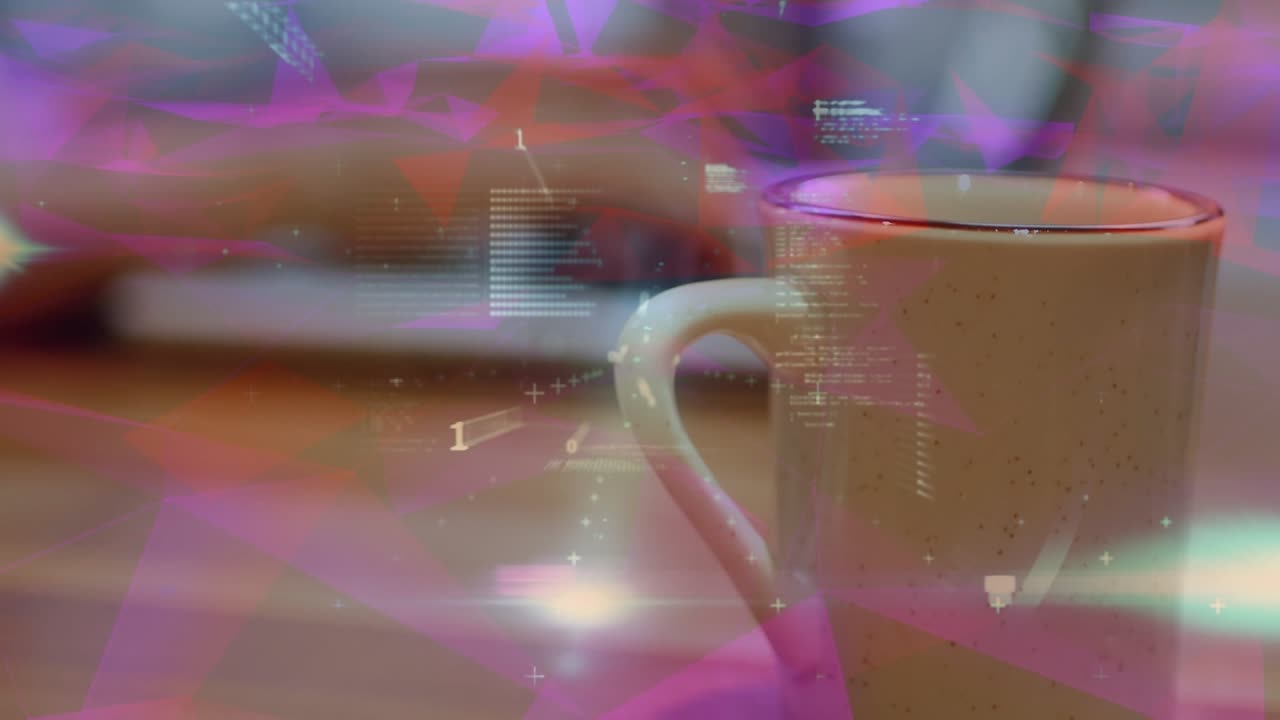 Elaborazione Dati con Donna Che Utilizza un Portatile in un Caffè