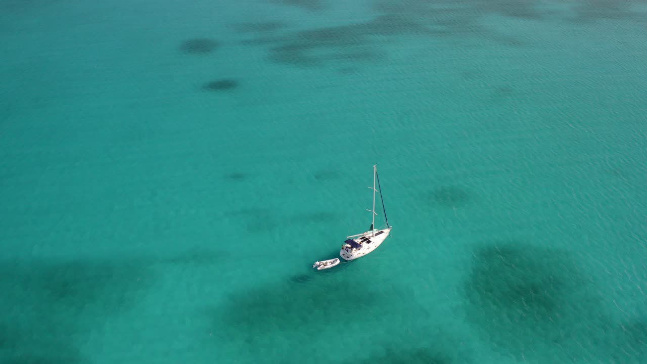 barco blanco navegando en el agua azul de la playa de bahamas