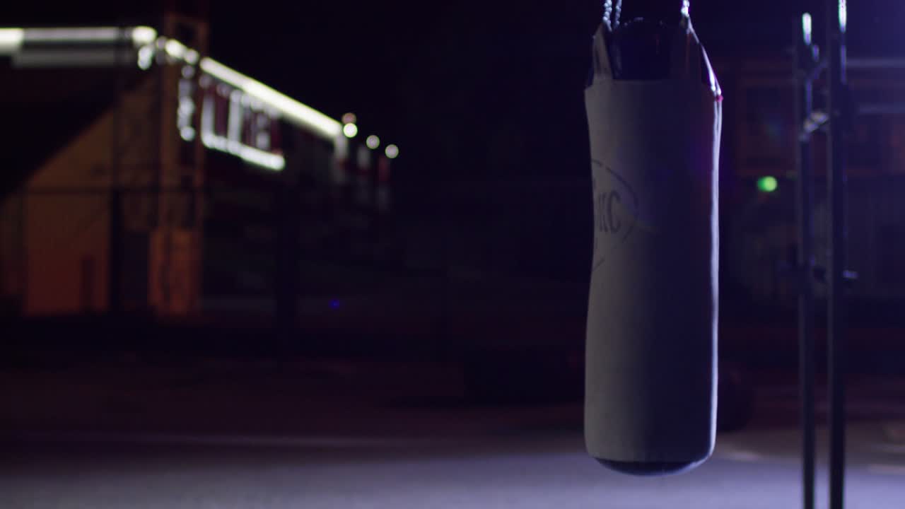 Sacco da boxe di notte