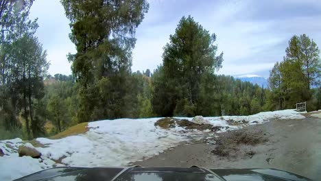 Vehículo-4x4-Conduciendo-Por-Estrechos-Caminos-Montañosos-Cubiertos-De-Nieve-Durante-Los-Inviernos