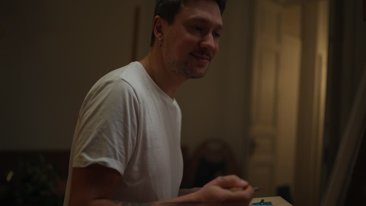 artista pintando en un estudio