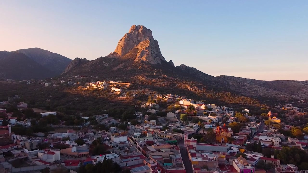 Luftfoto af byen Peña de Bernal