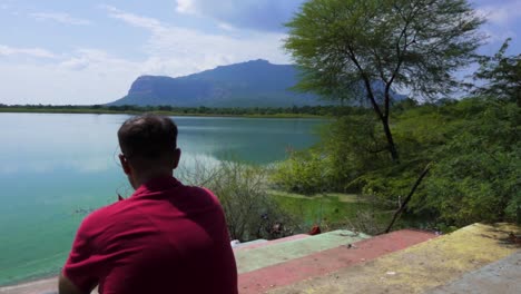 hombre en el lago vadatalav