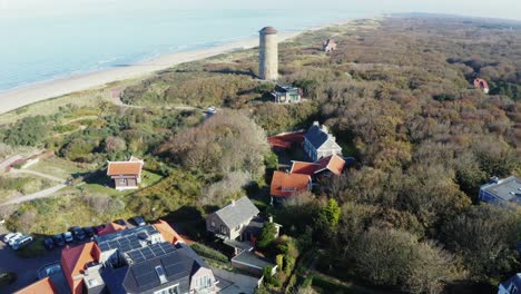 Toma-Aérea-Cinematográfica-De-Una-Torre-En-Domburg,-Zelanda.