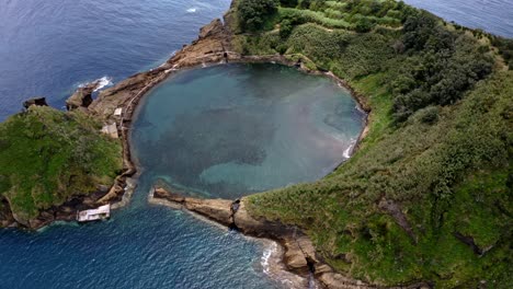 cráter de la laguna circular ilhéu de vila franca do campo, azores, aéreo