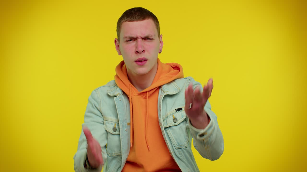 el hombre hace gestos de irritación y descontento, culpando a la reprensión por el fracaso, preguntando por qué sucedió esto.