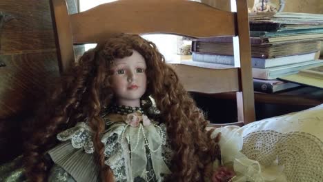 muñecas antiguas sentadas y mirando fijamente, pelirroja, rubia, espeluznante
