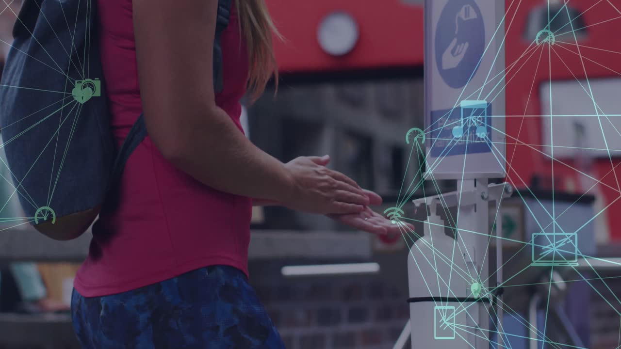 animación de iconos de los medios sobre una mujer caucásica con máscara facial desinfectando las manos