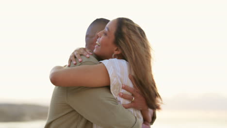 amor, abrazo en la playa y pareja junto al mar