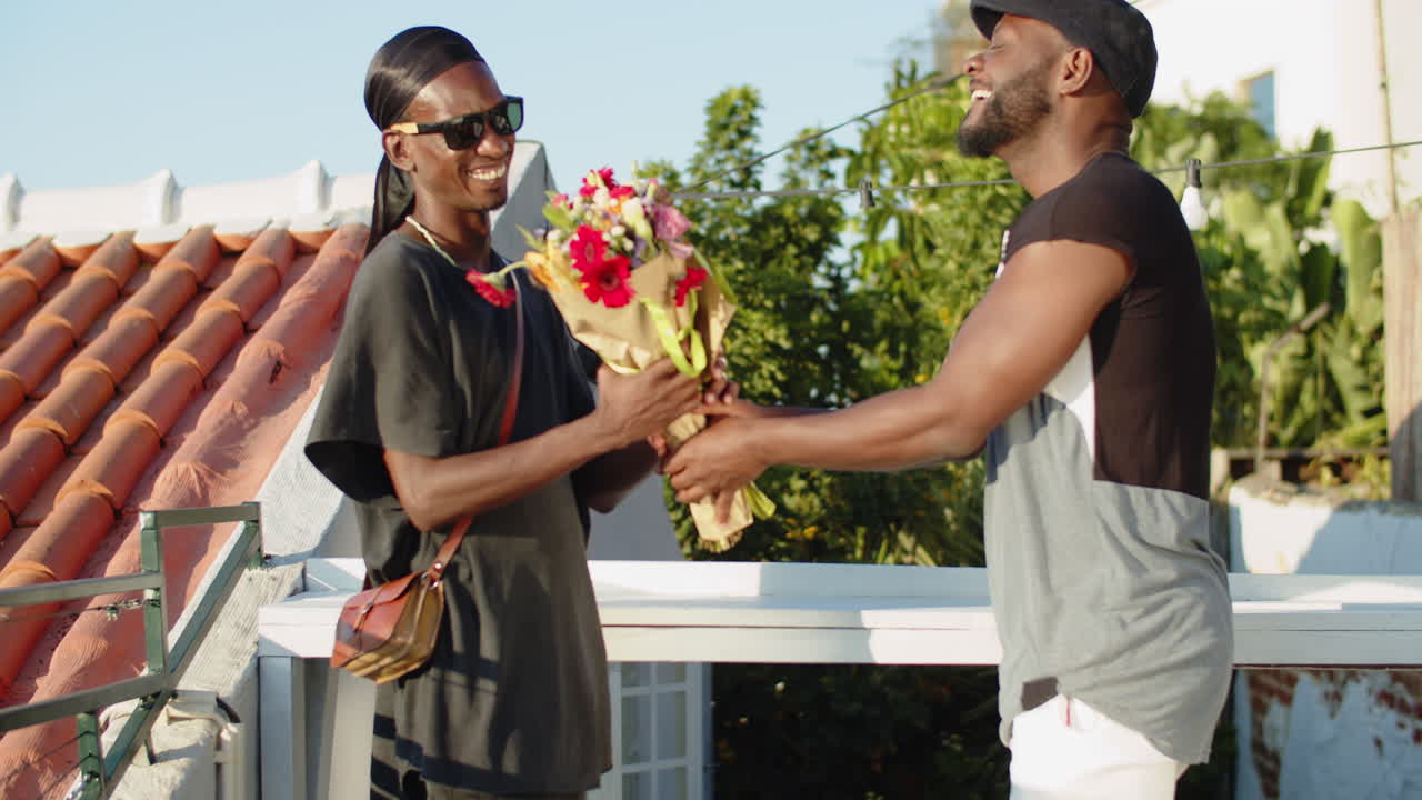 야외에서 연인에게 꽃을 주는 흥분한 남자의 모습