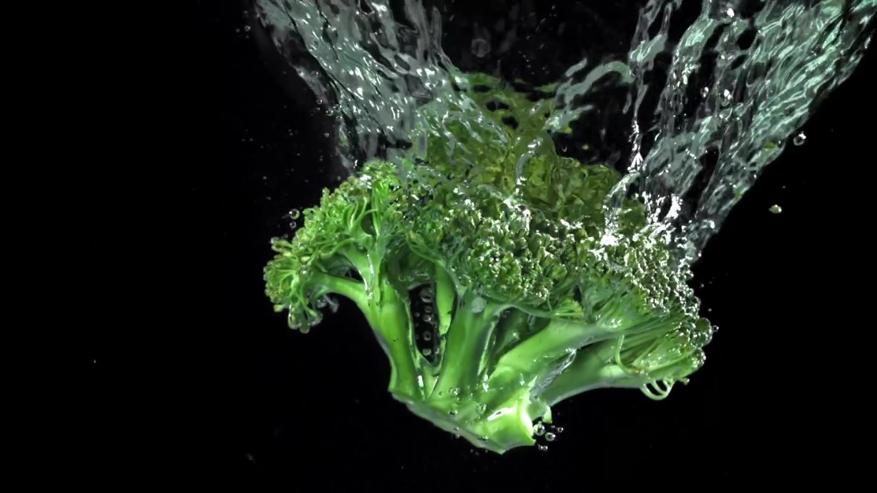 Immersione di broccoli freschi in acqua al rallentatore