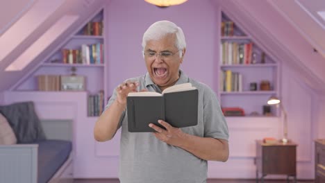 un anciano indio somnoliento leyendo un libro