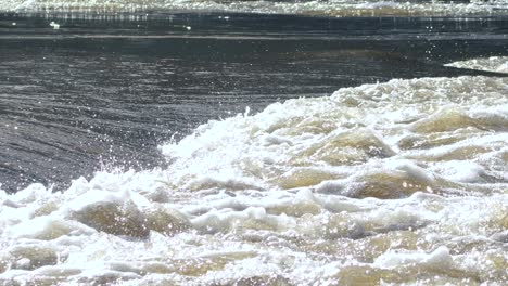 Durchsichtige-Eisstücke-Im-Großen-Strom-Des-Flusses