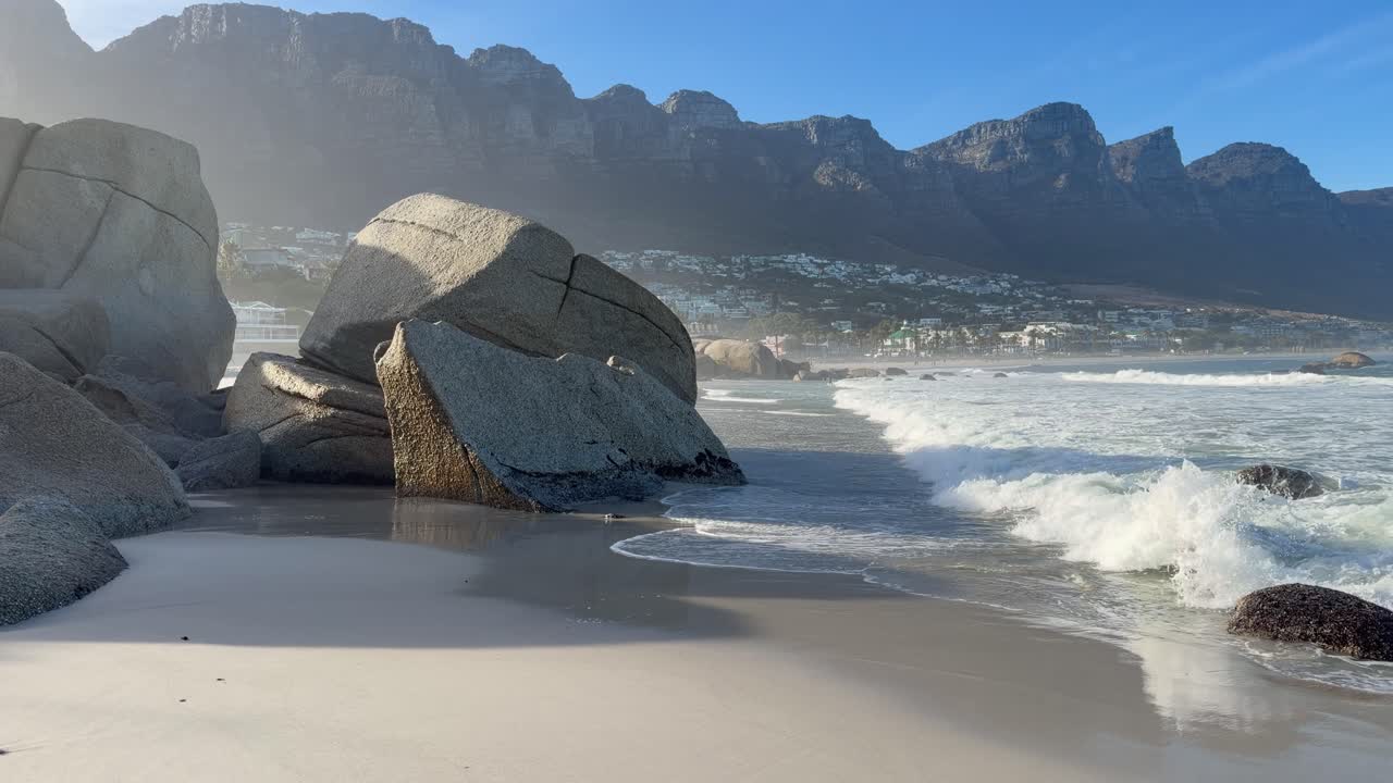 Una vista mozzafiato di Camps Bay con la Table Mountain e la catena montuosa dei Dodici Apostoli sullo sfondo. Camps Bay, Città del Capo, Sudafrica