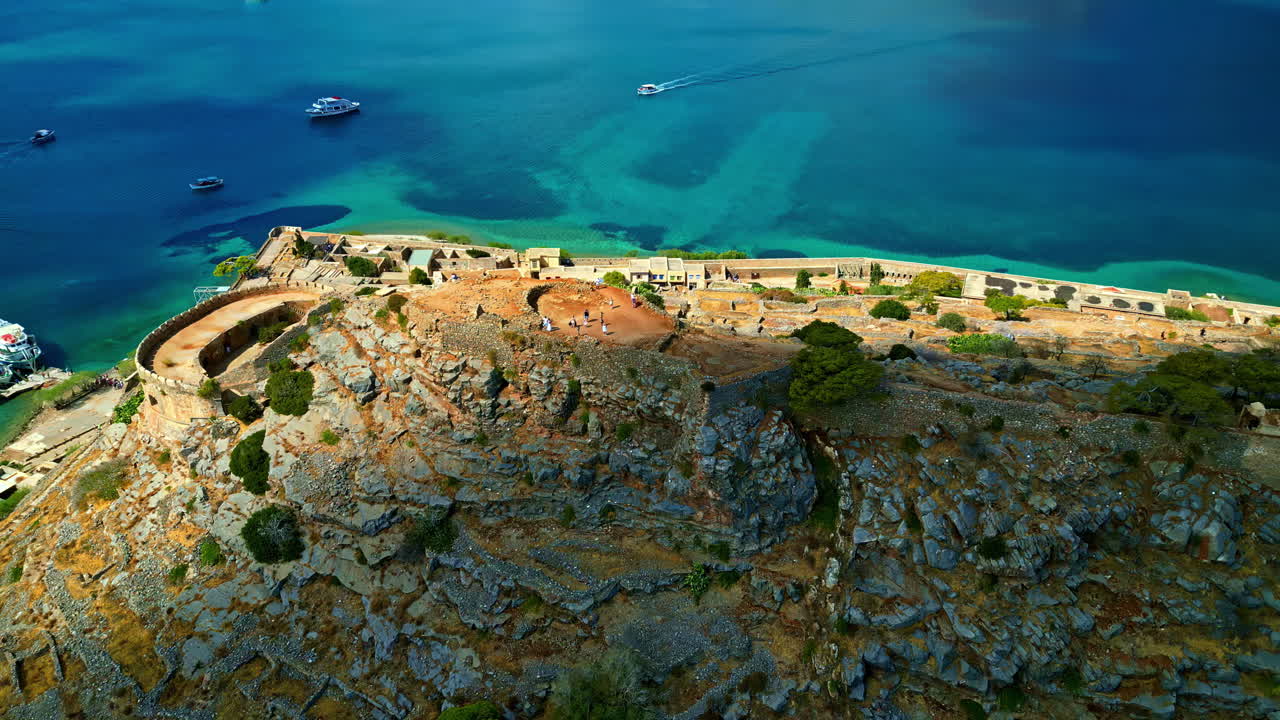 Turistler, Elounda Körfezi, Girit, Yunanistan'daki ıssız, antik Spinalonga Adası ortaçağ kalesini ziyaret ediyor - aşağı eğimli havadan süzülme