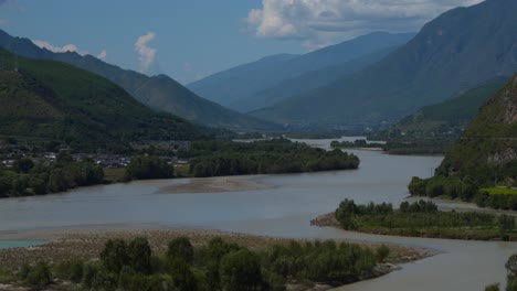 Imágenes-De-Drones-Del-Paisaje-Del-Pueblo-Rural-De-La-Montaña-China-De-Yunnan