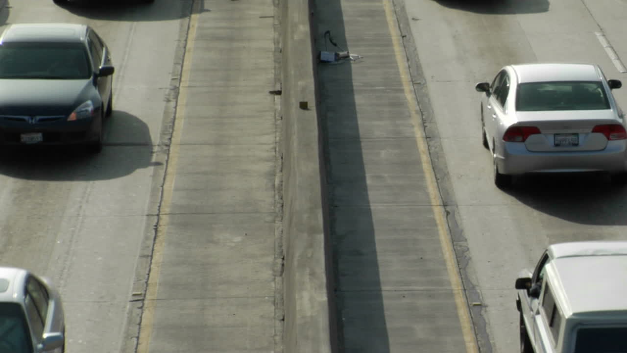 транспорт медленно движется по оживленной автостраде в лос-анджелесе 12