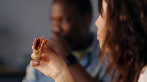 couple eating pizza