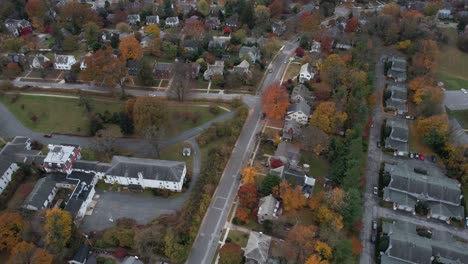 Vista-Aérea-Del-Barrio-Residencial-En-Los-Suburbios-Americanos-En-Temporada-De-Otoño,-Calles-Y-Casas,-Disparo-De-Drones