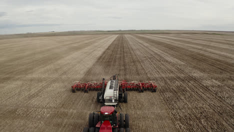 tractor tira de sembradora grande a través de saskatchewan, campo de canadá