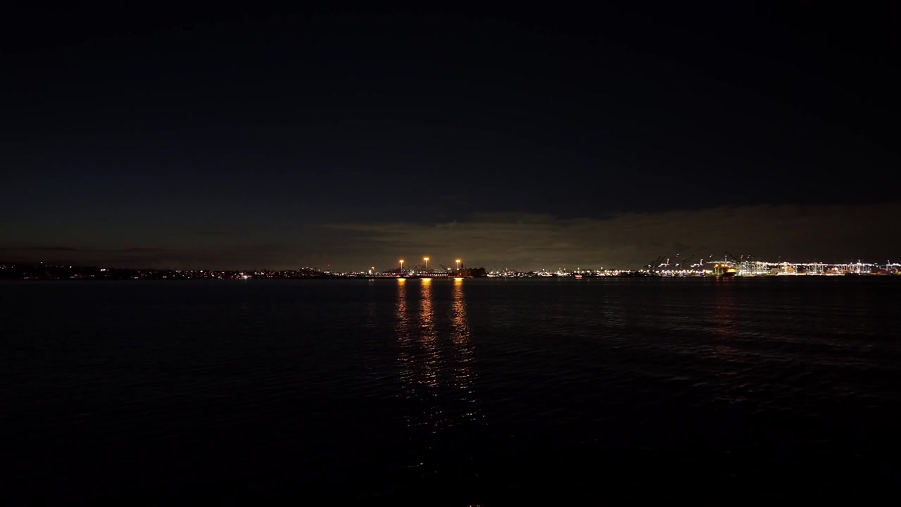 San Pedro, Kaliforniya'da, Cabrillo Plajı mendireğinden Los Angeles Limanı'nın gece çekilmiş gimbal geniş sabit görüntüsü. 4K
