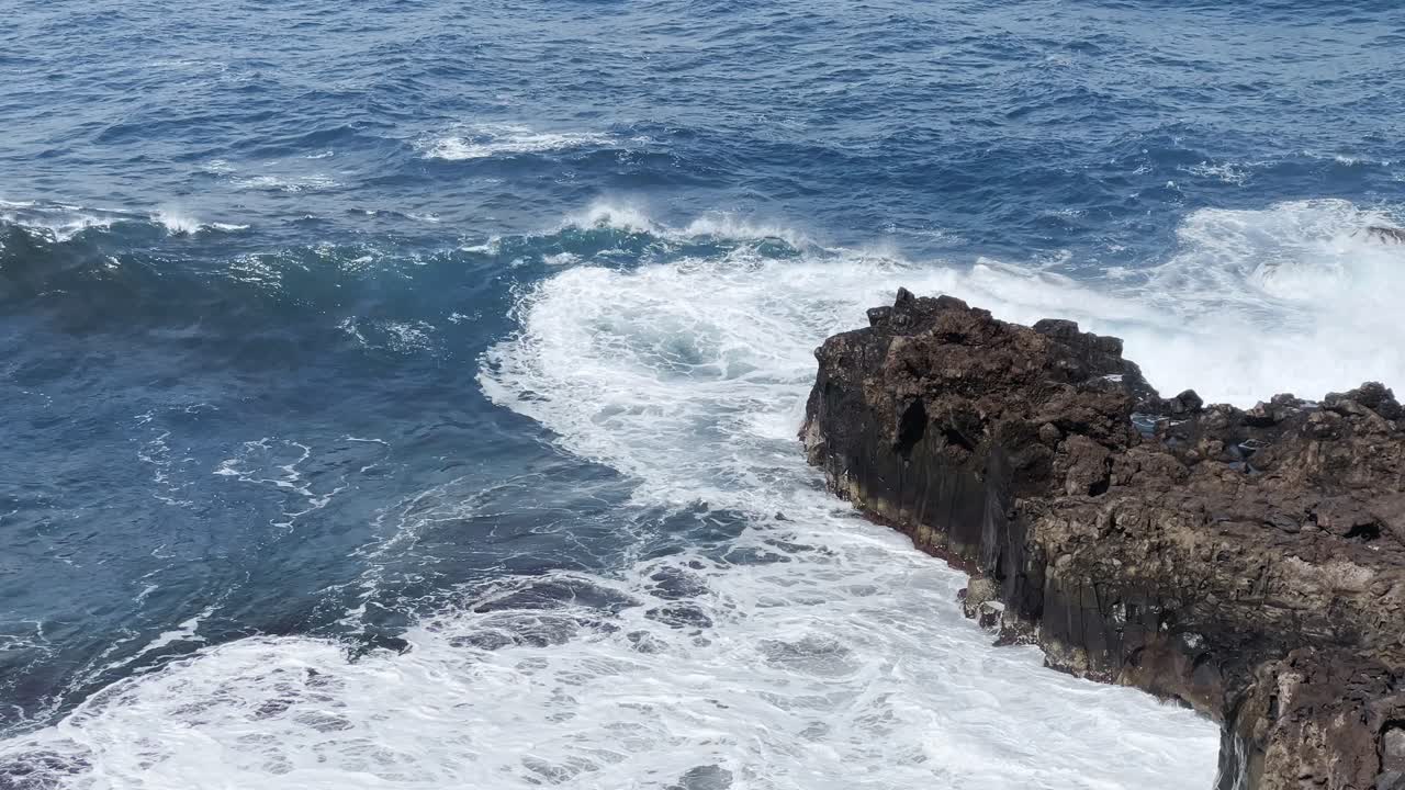 grandes y poderosas olas chocando contra las rocas del océano en un día soleado
