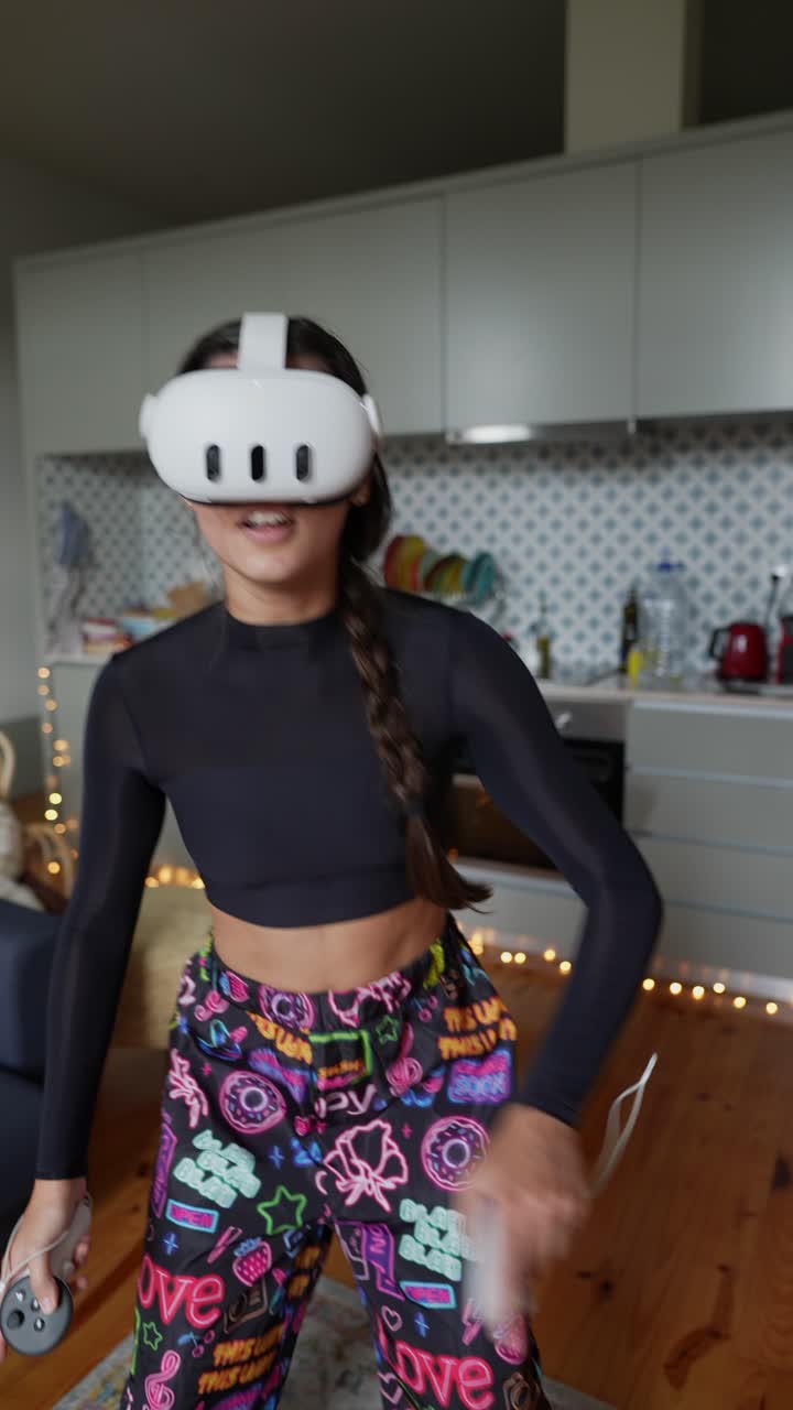 Donna che gioca a un gioco VR a casa