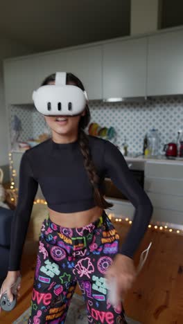 mujer jugando al juego vr en casa