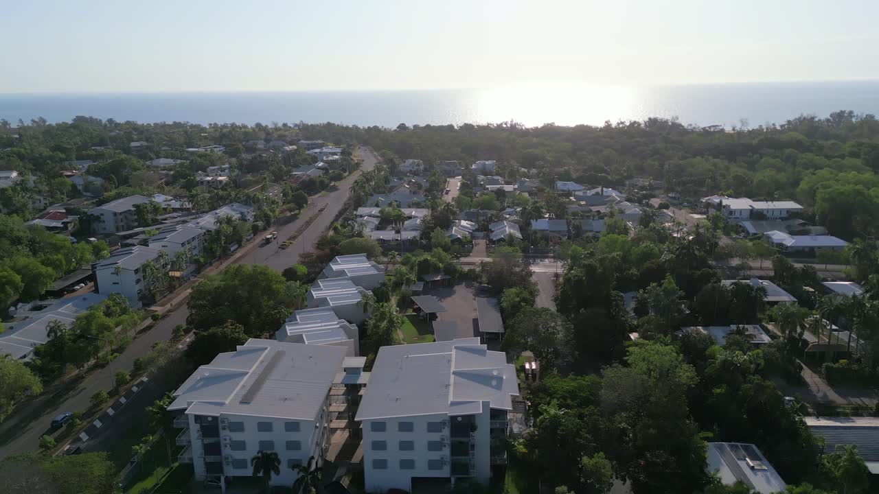 Piccolo complesso di appartamenti in un sobborgo costiero con strada che conduce a vista mare