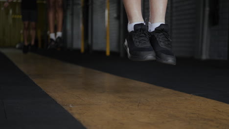 personas saltando la cuerda en un gimnasio
