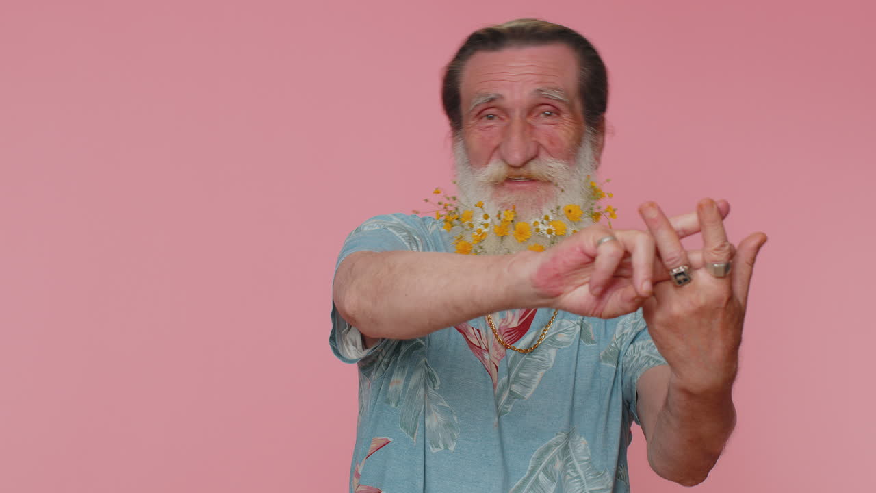 hombre mayor alegre mostrando símbolo de hashtag con las manos, gustos etiquetado mensaje, contenido viral popular