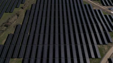 Revelación-Aérea-De-La-Matriz-De-Paneles-Solares-En-El-Campo-De-Portugal.