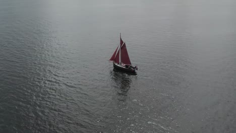 Segelboot-Auf-Einem-Niederländischen-See-In-Friesland