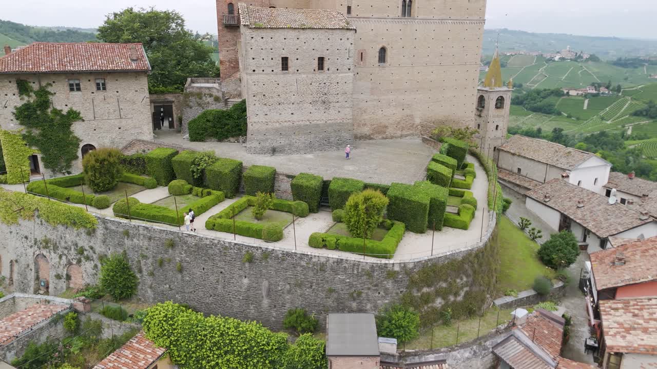 serralunga d'alba, región de langhe, cuneo, piamonte, italia. vista aérea en 4k de la ciudad y los viñedos. langhe-roero y monferrato. dando vueltas alrededor del castillo y el patio.