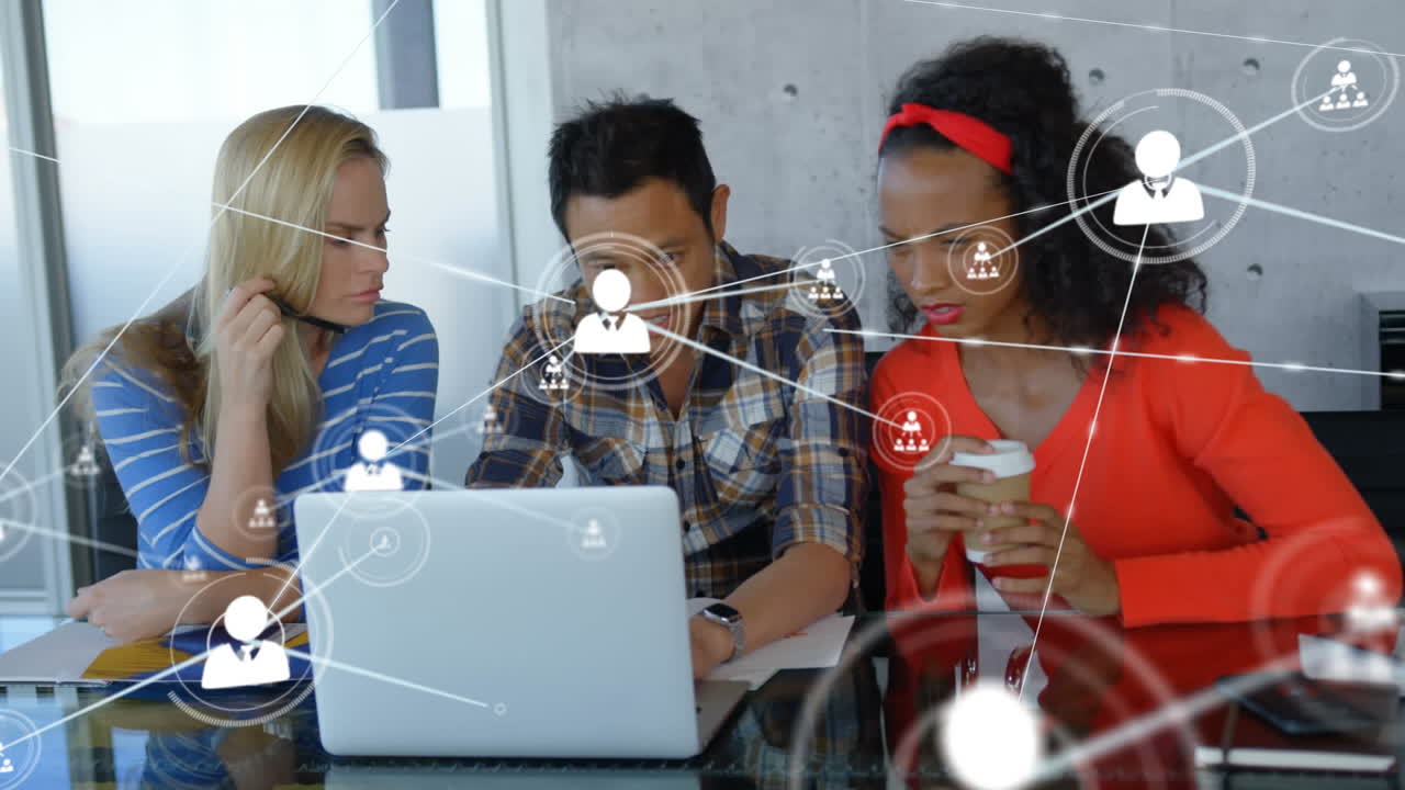 사무실에서 노트북을 사용하는 다양한 사업가들에 대한 아이콘으로 연결된 네트워크의 애니메이션