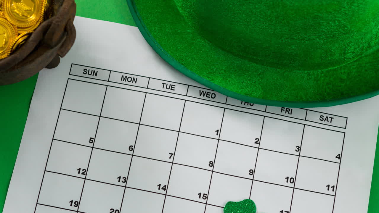 animación de hoja de trébol en el calendario con sombrero verde y monedas de oro sobre fondo verde