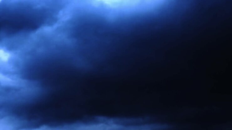 un temporale che si è verificato in un cielo pieno di cumulonembi blu scuro