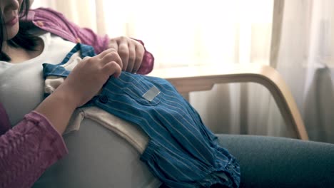 Mujer-Embarazada-Feliz-Y-Esperando-Un-Bebé-En-Casa.