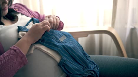 mujer embarazada feliz y esperando un bebé en casa.