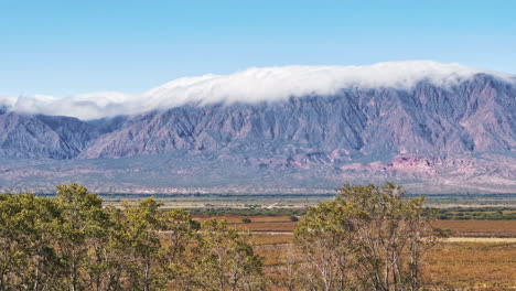 un hipnotizante hiperlapso de las montañas de los andes representa nubes giratorias abrazando los picos