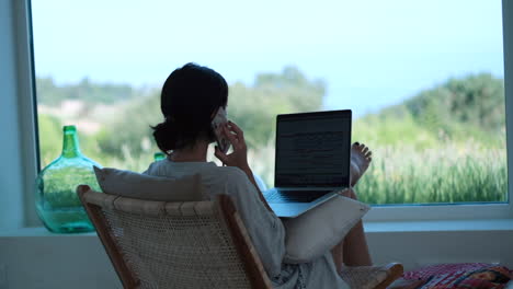 Frau-Multitasking-Mit-Laptop-Und-Telefonanruf