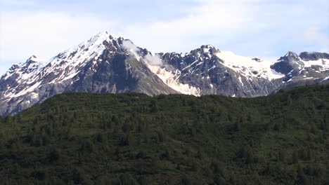 Snow-capped-mountain-range-in-Glacier-Bay-National-Park-and-Preserve,-Alaska-in-the-summer