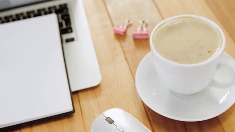 café con organizador y portátil
