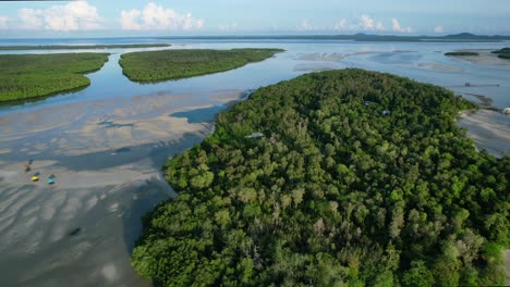 Amplia-Panorámica-Aérea-De-Las-Islas-Verdes-Tropicales-De-Leebong