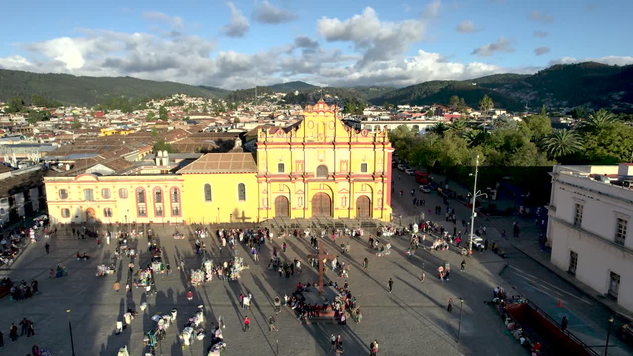 disparo de elevación de la iglesia y plaza principal de san cristobal de las casas chiapas mexico