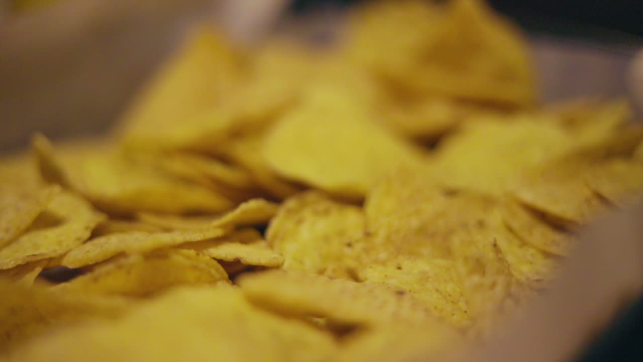Nachos adagiati in una teglia con telecamera che scorre