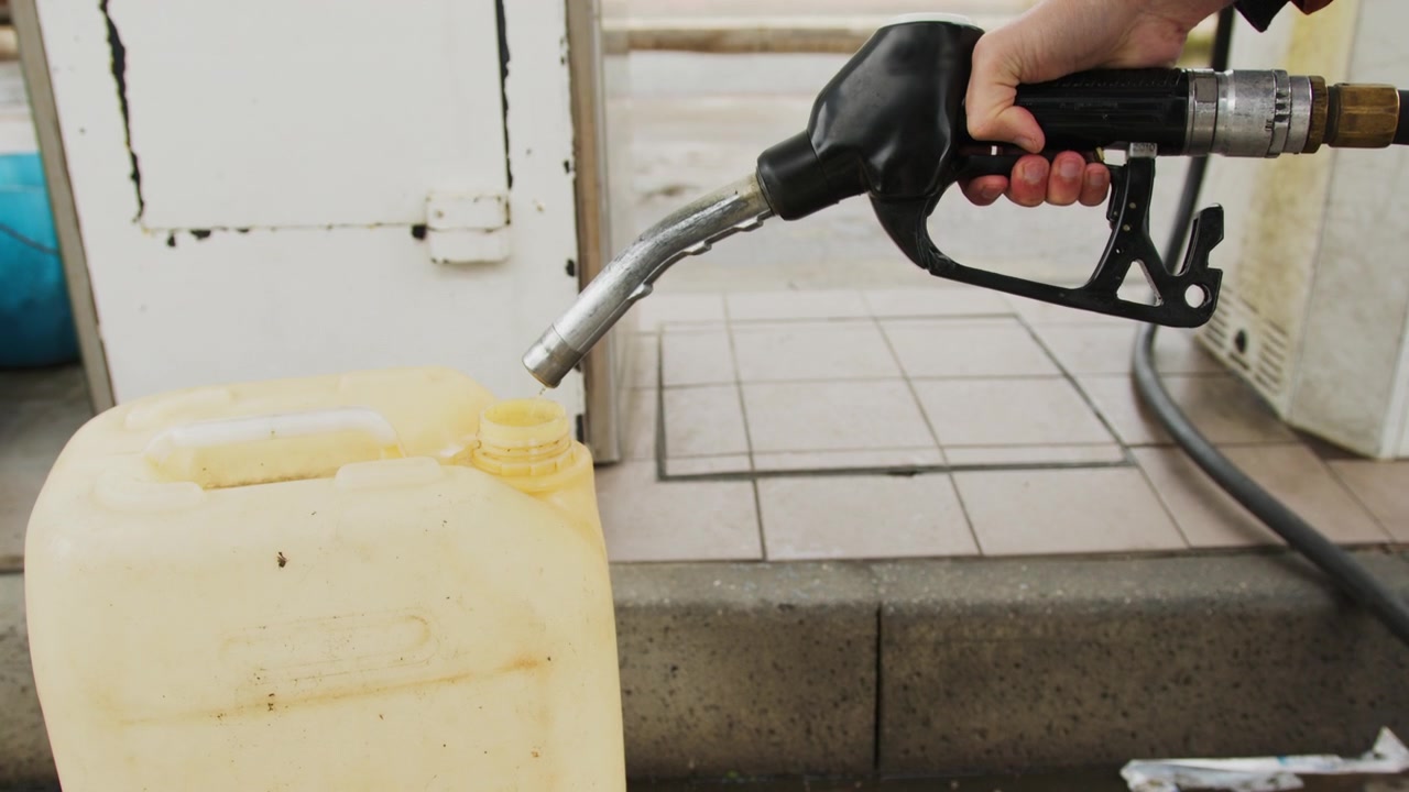 Fyller tanken med bensin på bensinstationen