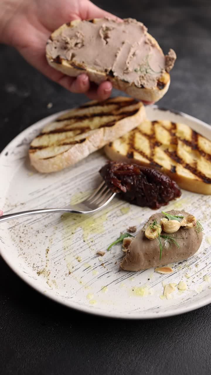 pate de hígado con tostadas y mermelada de cebolla roja