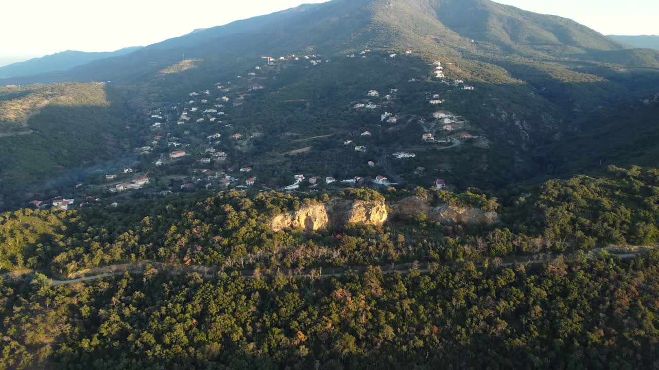 vista aérea de la aldea de montaña